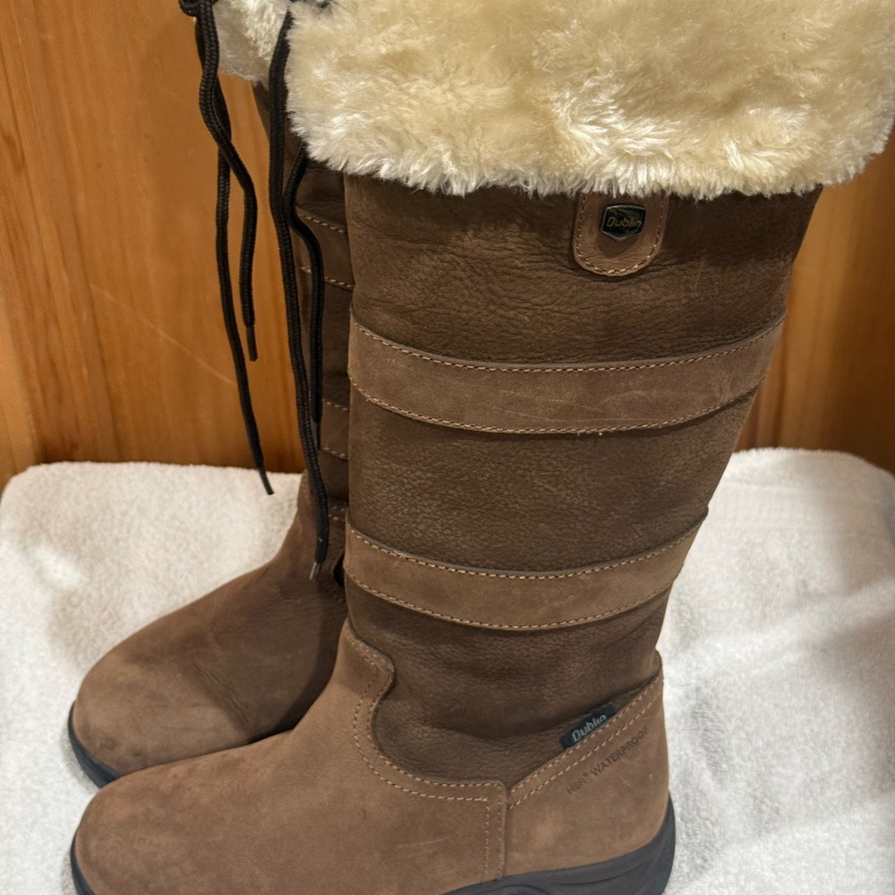 New Dublin Horse Riding, Water Proof leather Boots size 6.5. Fits True to size.